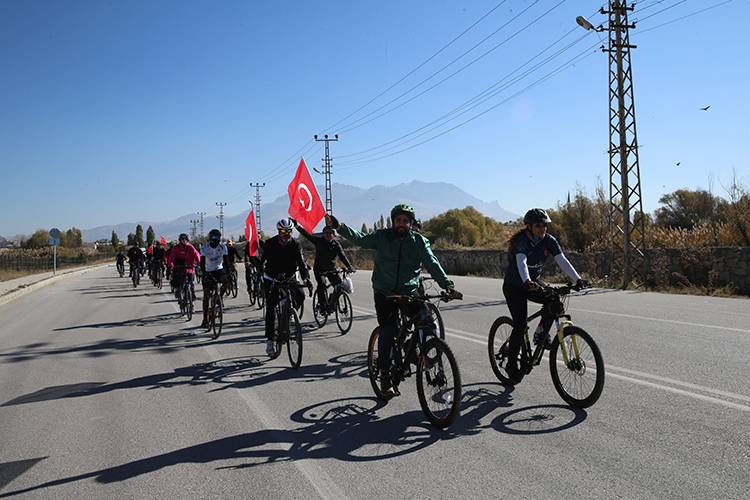 81 ilde Cumhuriyet coşkusu. Atam izindeyiz 36